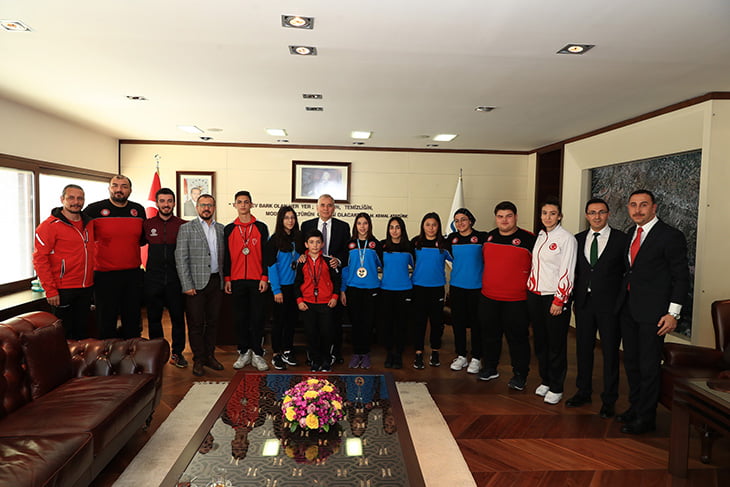 Büyükşehir sporcularından Başkan Zolan’a ziyaret