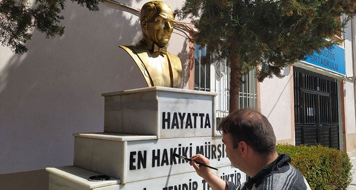 Dükkanını kapatınca Atatürk büstlerini onarmaya başladı