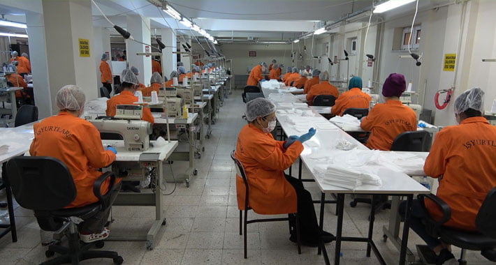 Denizli’de kadın hükümlüler günde 12 bin maske üretiyor