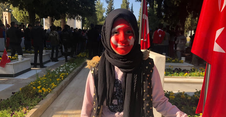 Yüzüne Türk bayrağı çizen küçük kız şehitler için dua etti