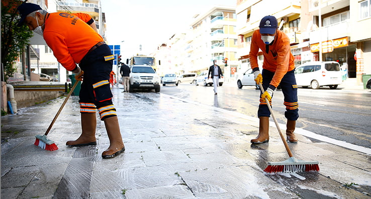Denizli Büyükşehir Belediyesi 2 caddeyi daha dezenfekte etti