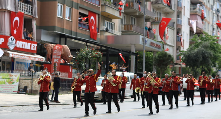 Alkışlar Büyükşehir Bandosu’na! 14 farklı güzergahta 30 km boyunca şarkı ve marş çaldılar