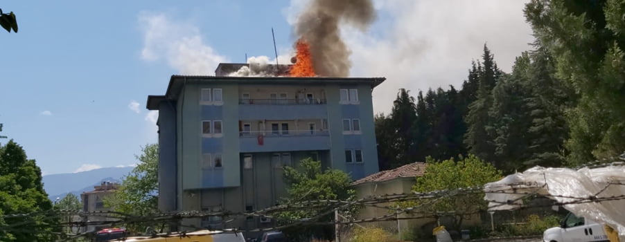 112 Acil Hizmet binasının çatısında yangın