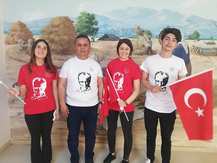 Çal’da 1919 genç için Atatürk baskılı tişört