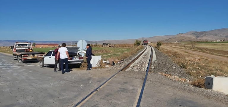 Eskişehir-Denizli seferi yapan tren otomobile çarptı