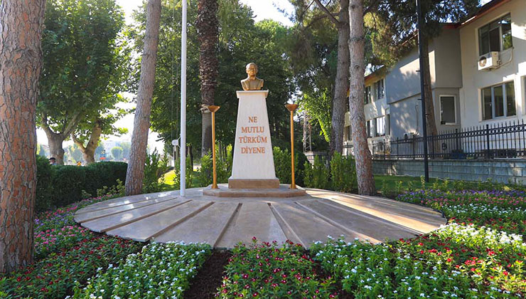 Pamukkale Belediyesi Atatürk Büstünü Yeniledi
