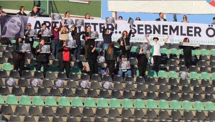 Denizlispor maçında kadın cinayetine tepki için pankart açıldı