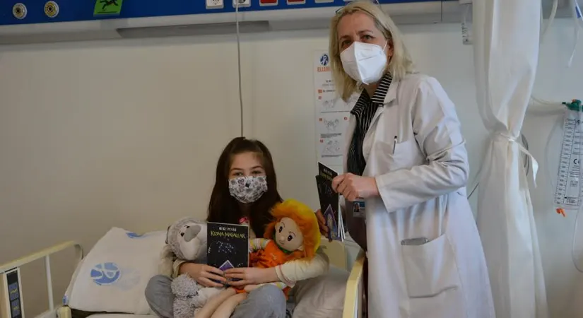 Doktor anneden hasta çocuklara kitap hediyesi