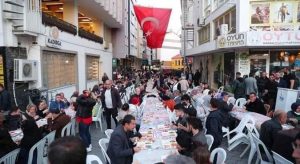 İYİ Parti’nin Ramazan Sofrası Sokaklara Sığmadı