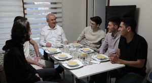 MHP İl Başkanı Yusuf Garip iftara öğrenci evine konuk oldu