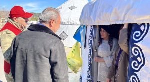 Şahin Tin, Kırgız ve Kazak otağlarında kalan depremzedelerle buluştu