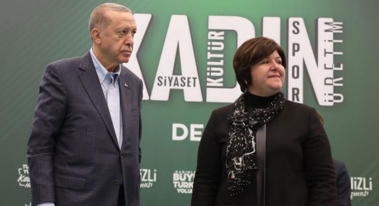 AK Parti Denizli Kadın Kolları Başkanı Feride Kabadayılar görevinden istifa etti