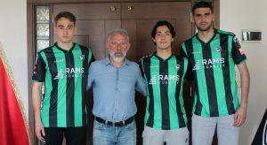 Altaş Denizlispor 3 genç futbolcuya imza attırdı