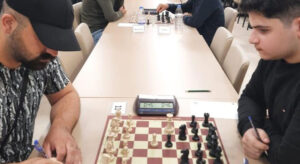 Satranç ustaları hamlelerini şampiyonluk için yapıyor