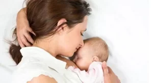 Bebeğin ilk doğal aşısı anne sütüyle oluyor
